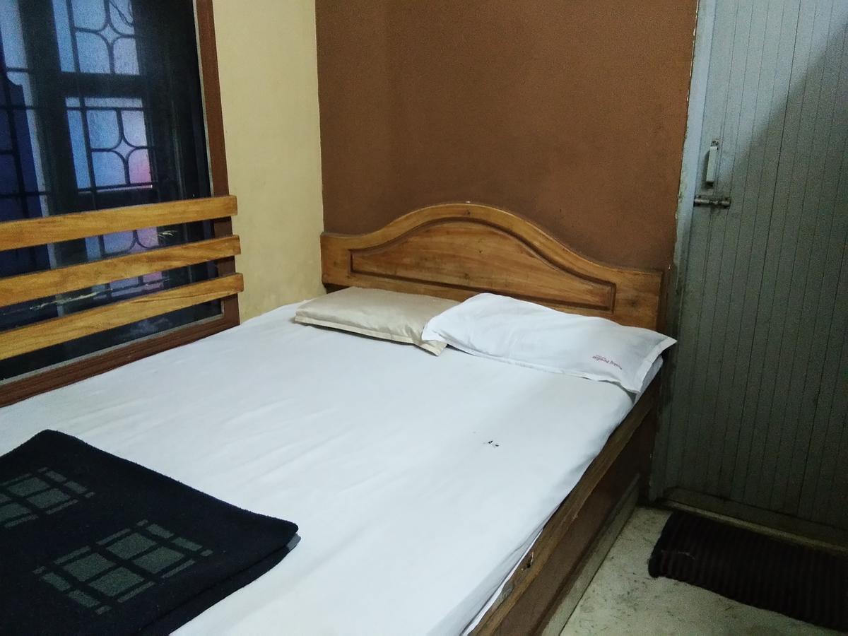 C.B Deluxe Lodge Bangalore Exteriör bild